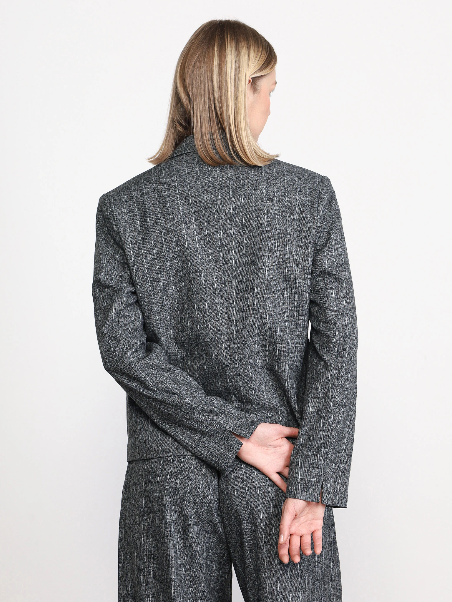 Пиджак однобортный темно-серого цвета в полоску